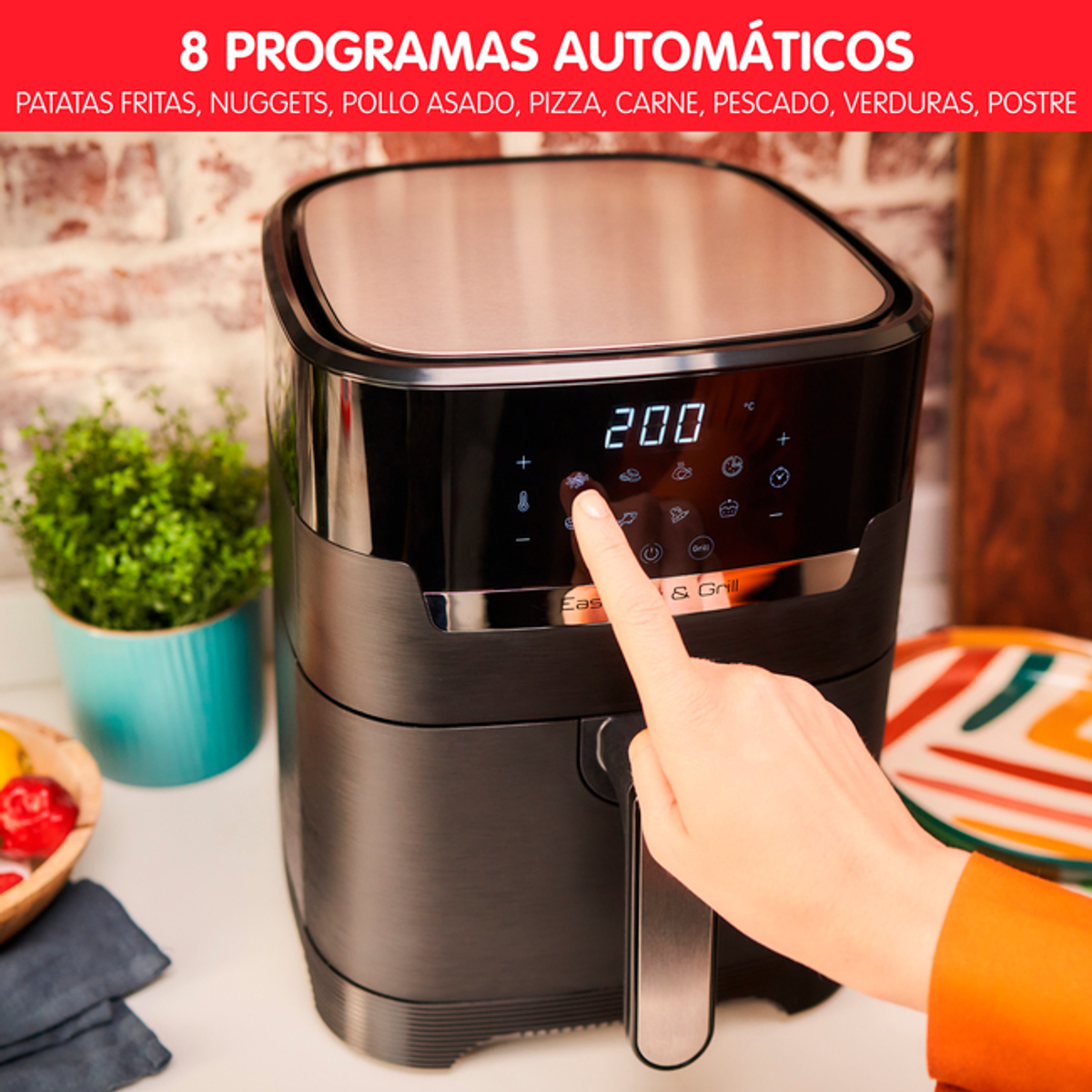 Czarna frytkownica powietrzna z palcem wskazującym na panel sterowania.