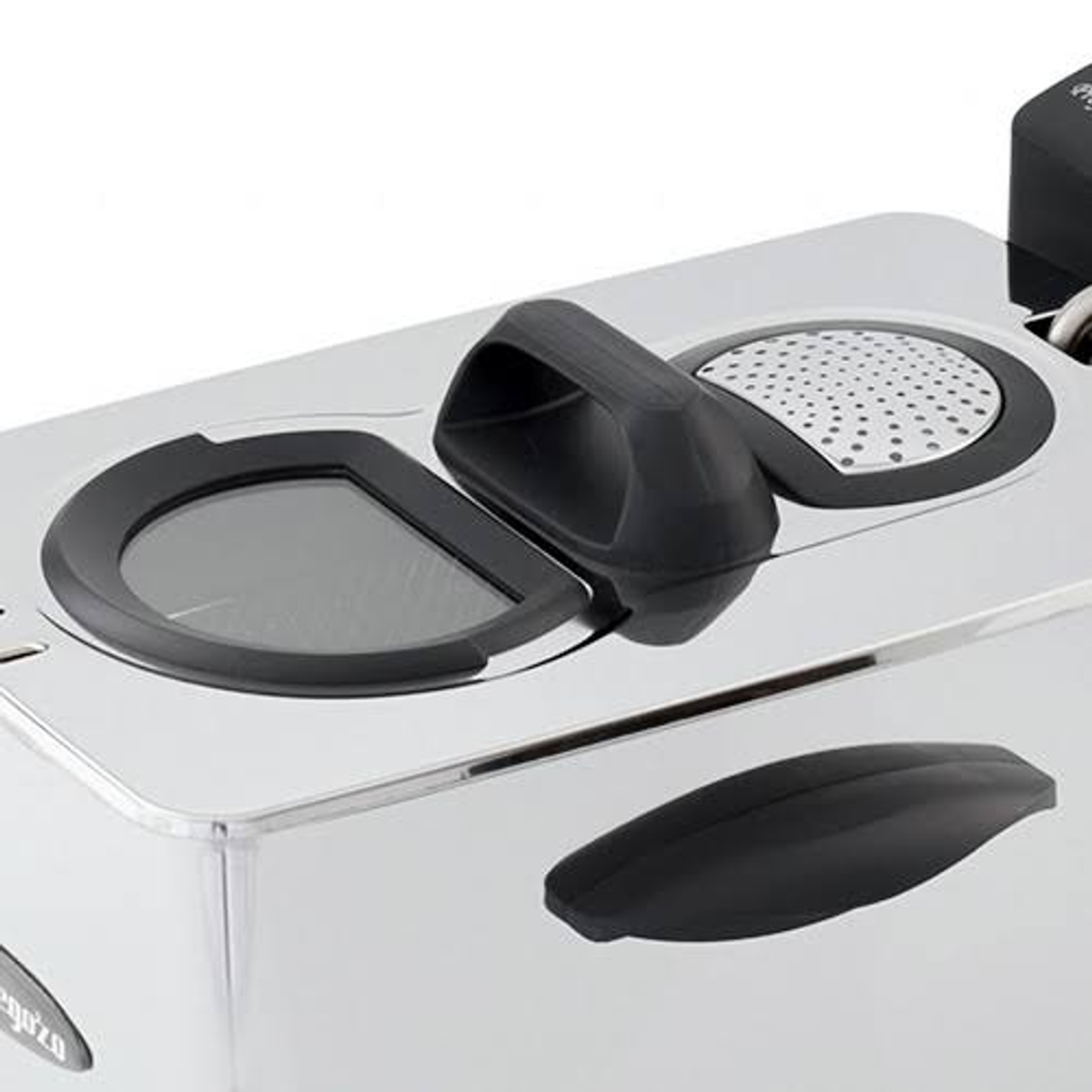 Silbernes und schwarzes Gerät mit Griff und Lüftungsschlitzen, wahrscheinlich zum Kochen.