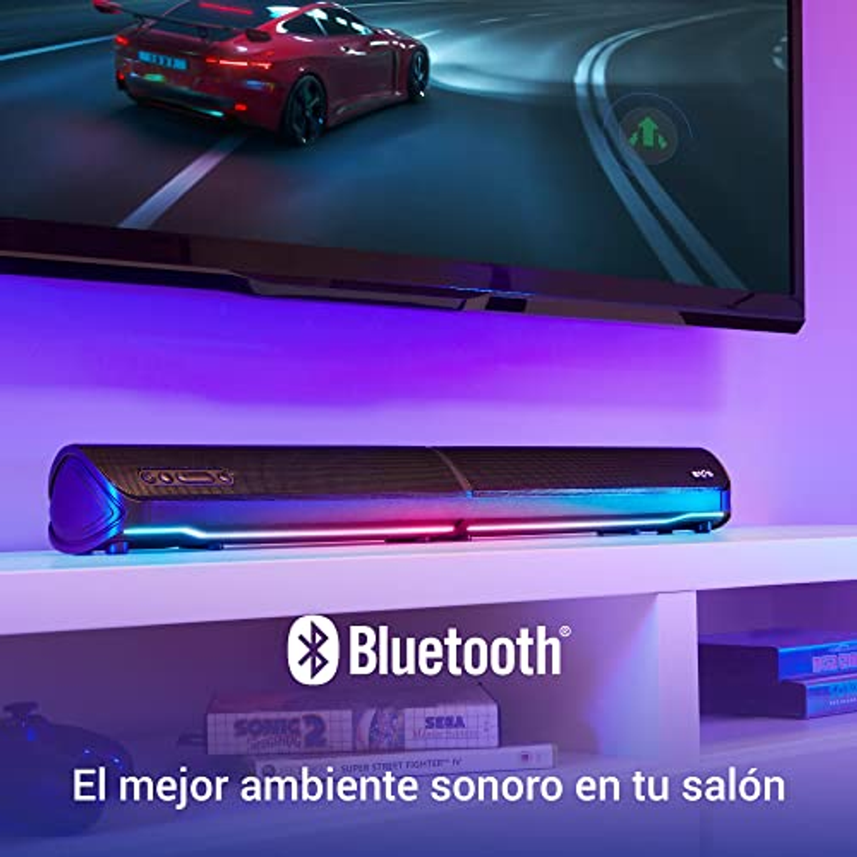Barra de sonido negra en estante blanco. Logotipo Bluetooth visible. Coche deportivo rojo al fondo.