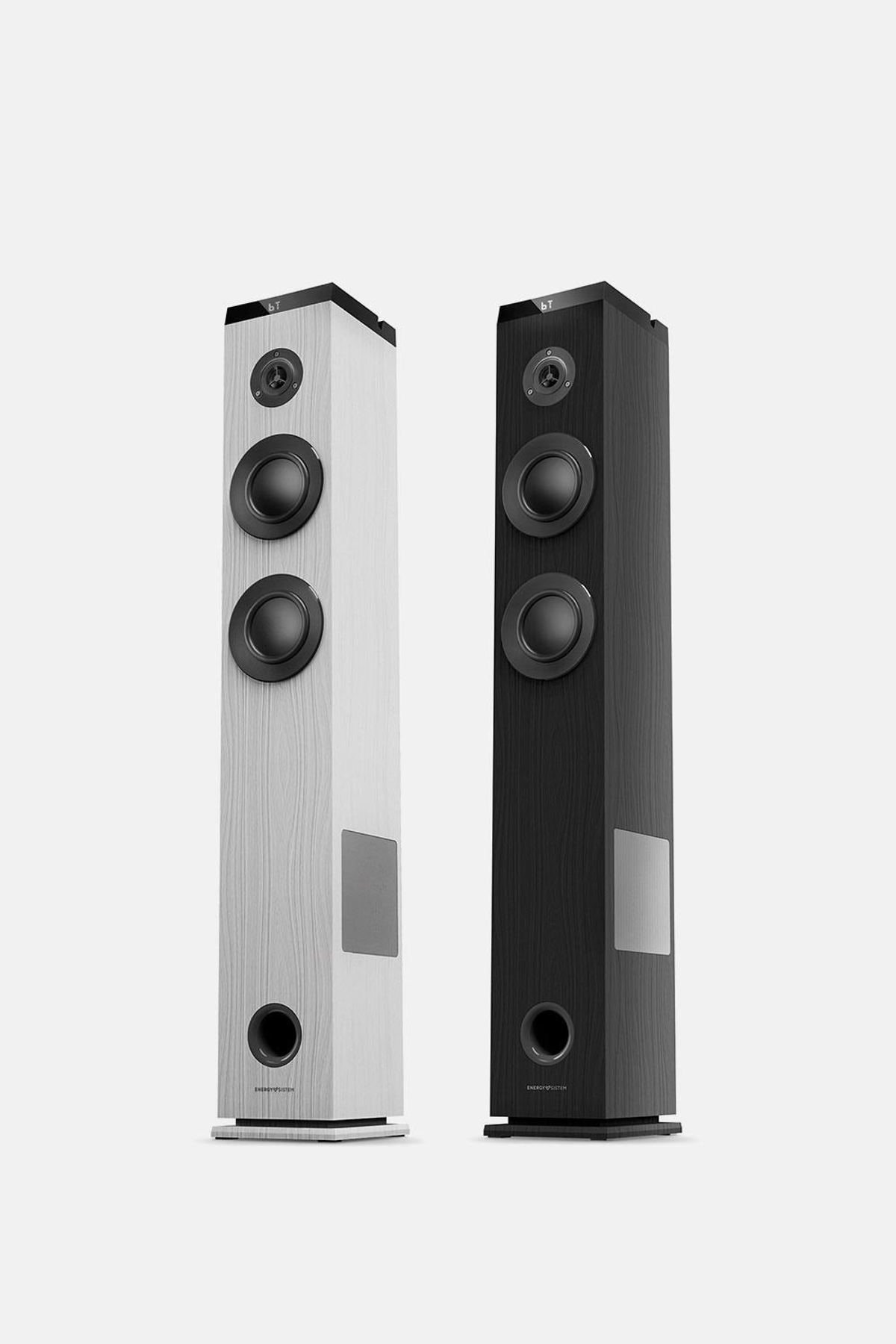 Dos altavoces altos, uno blanco, uno negro, sobre un fondo blanco.