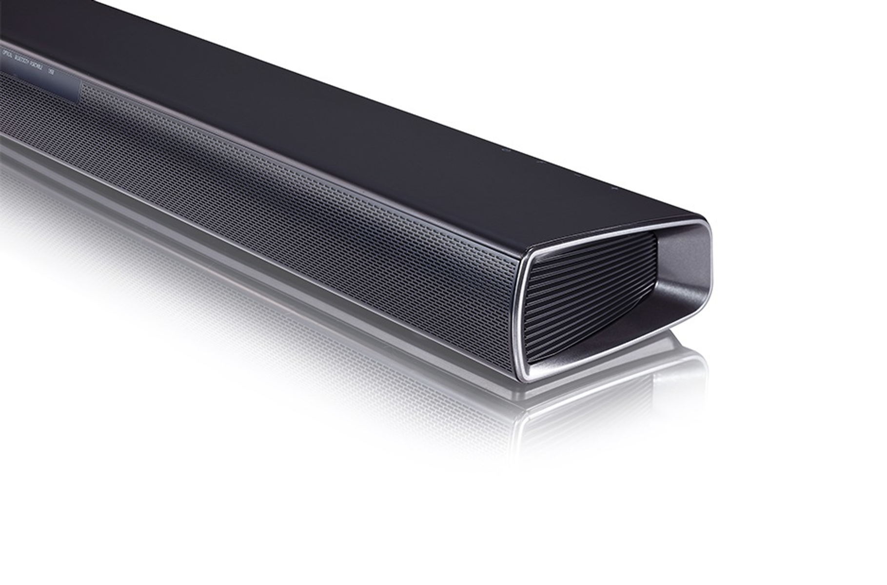 Una barra de sonido negra y elegante con borde plateado, sobre una superficie blanca.