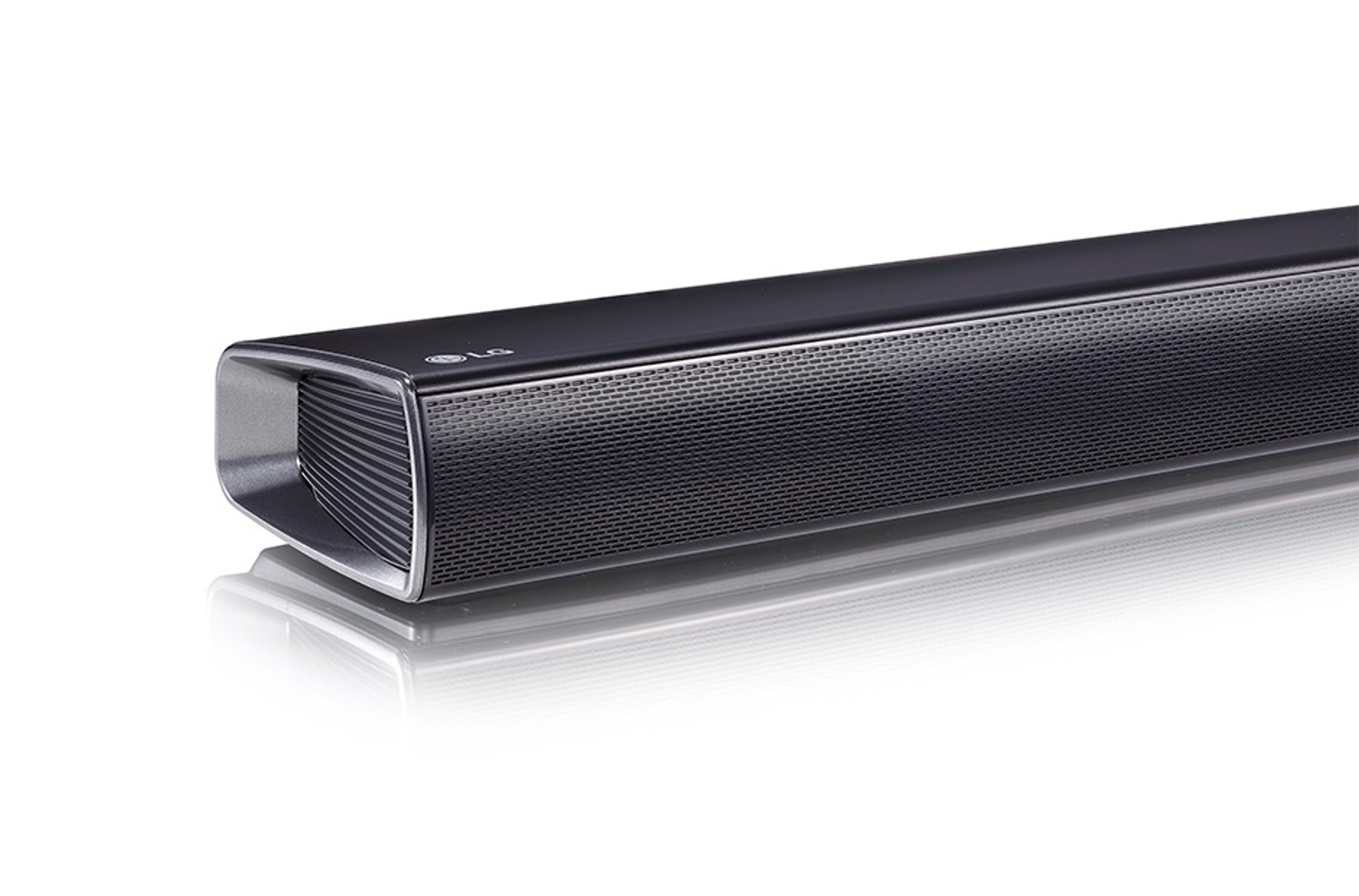 Barra de sonido LG negra, vista lateral. Extremo plateado, rejilla negra, fondo blanco.
