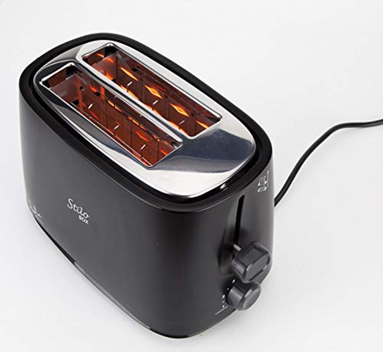 Czarny toster z dwoma otworami i srebrnym blatem. Dwa pokrętła z przodu.