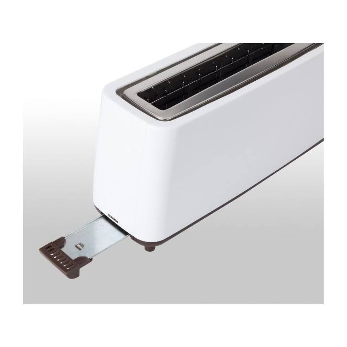 Zbliżenie białego tostera z kromką chleba w środku i widocznym mechanizmem wyrzutu.