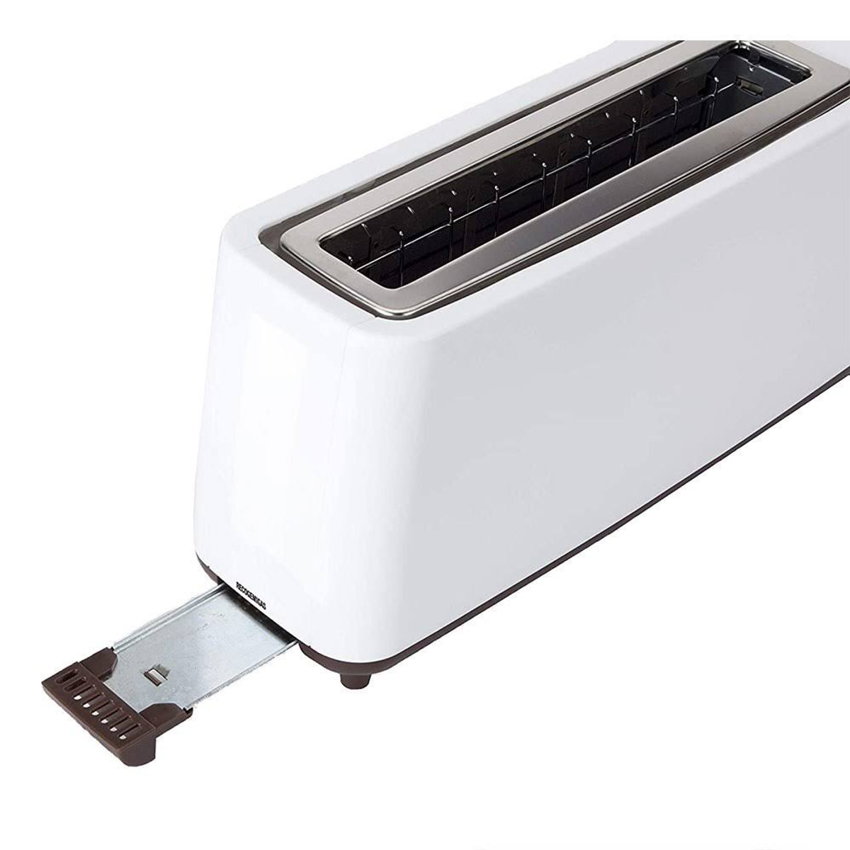 Biały toster z wysuniętą tacką na okruchy. Wnętrze ze stali nierdzewnej, białe tło.