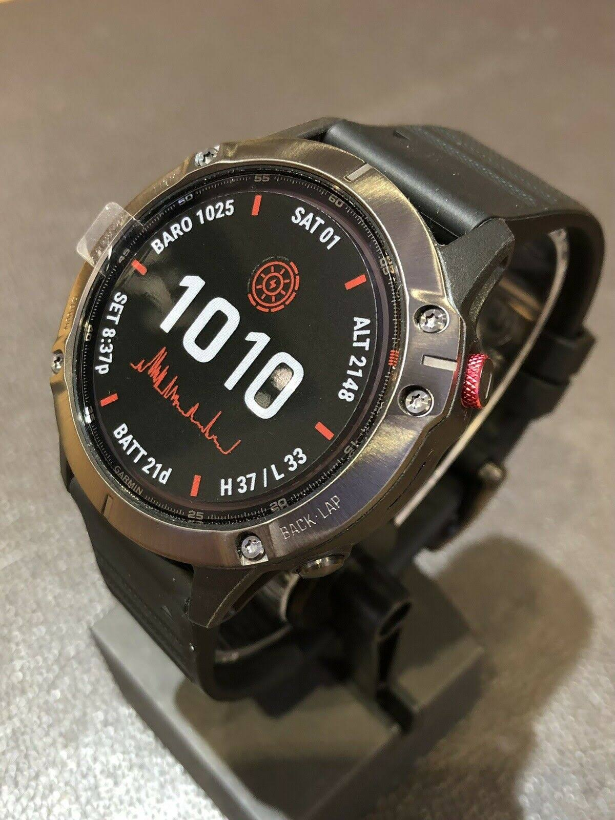 Eine Smartwatch mit schwarzem Armband, die Daten auf dem Bildschirm anzeigt.