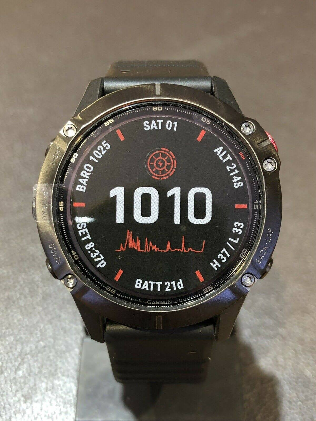 Eine schwarze Garmin-Uhr, die Daten wie Uhrzeit, Herzfrequenz und Akkulaufzeit anzeigt.