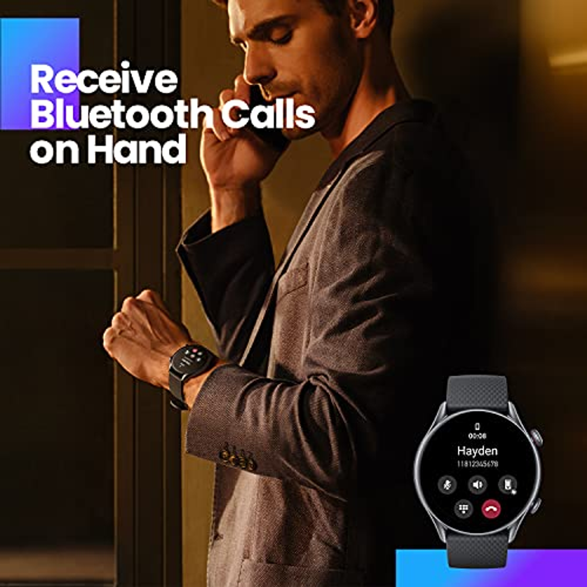 Un uomo in chiamata, che indossa uno smartwatch nero che mostra una schermata di chiamata.