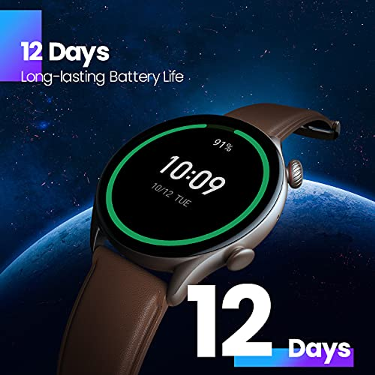 Smartwatch con schermo rotondo, che mostra ora e percentuale, cinturino marrone, sfondo spaziale.