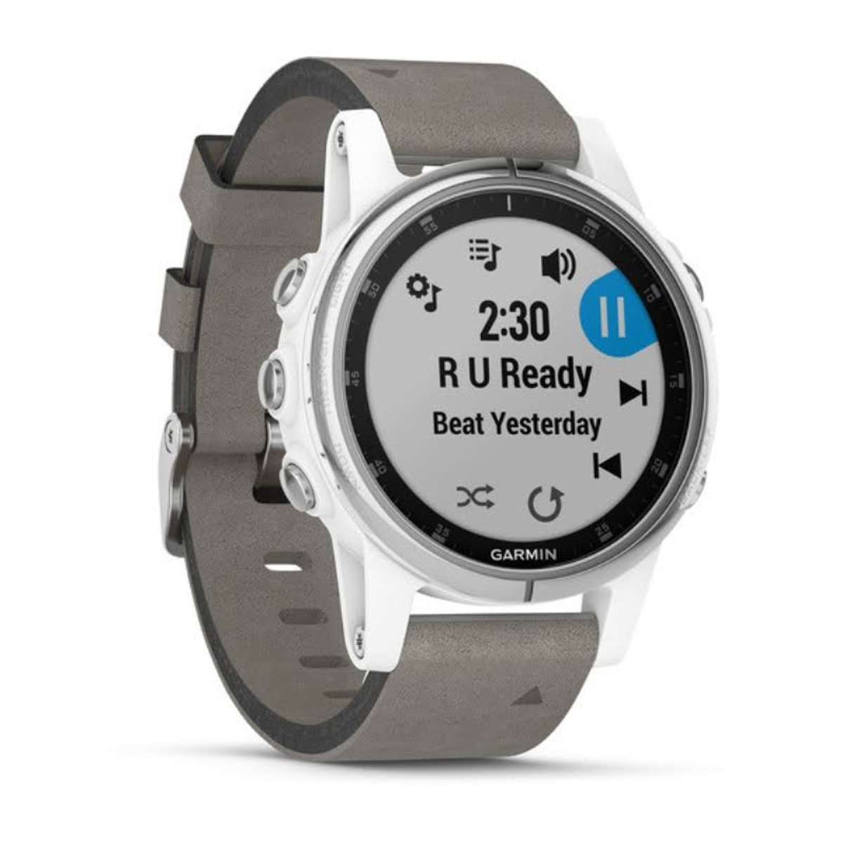 Weiße Garmin-Uhr mit grauem Armband, Digitalanzeige zeigt Zeit und Musiksteuerung.