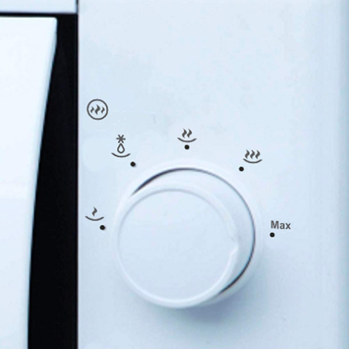 Zbliżenie białego panelu sterowania kuchenki mikrofalowej z różnymi ikonami ustawień gotowania i pokrętłem.