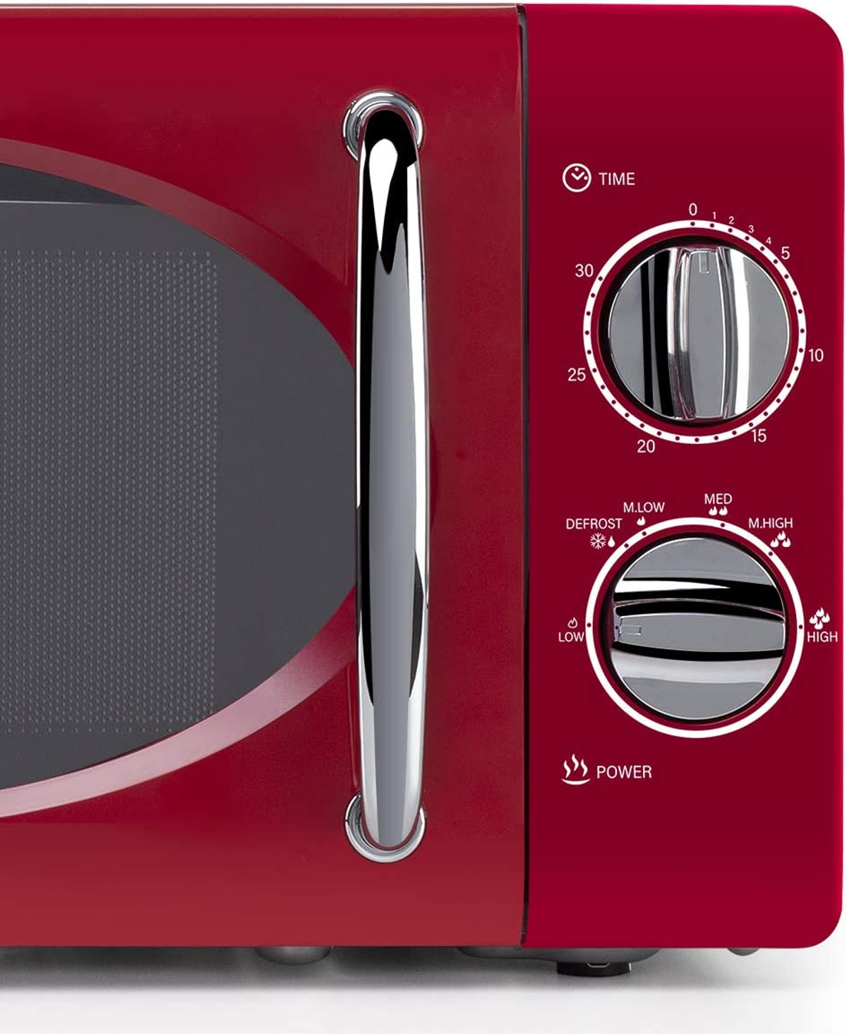 Czerwona kuchenka mikrofalowa z chromowanym uchwytem i panelem sterowania na białym tle.