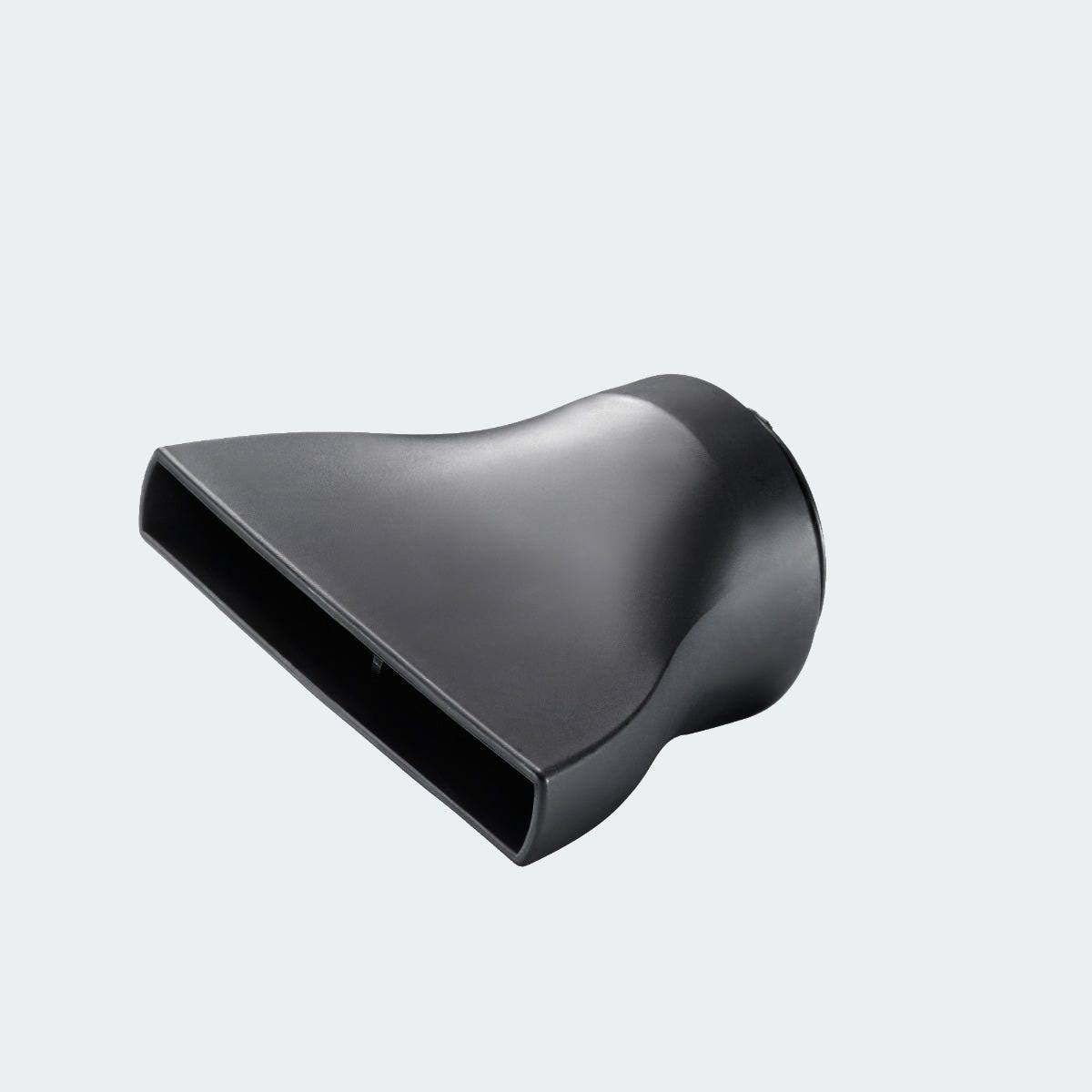 Czarna dysza suszarki do włosów, wyizolowana na białym tle, pochylona w lewo.