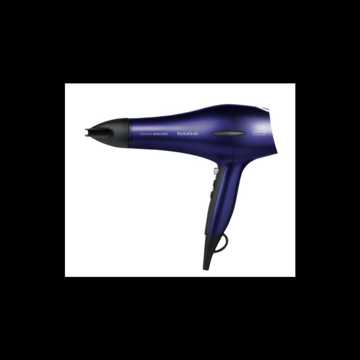 Ciemnoniebieska suszarka do włosów Taurus na białym tle. Suszarka jest wyłączona.