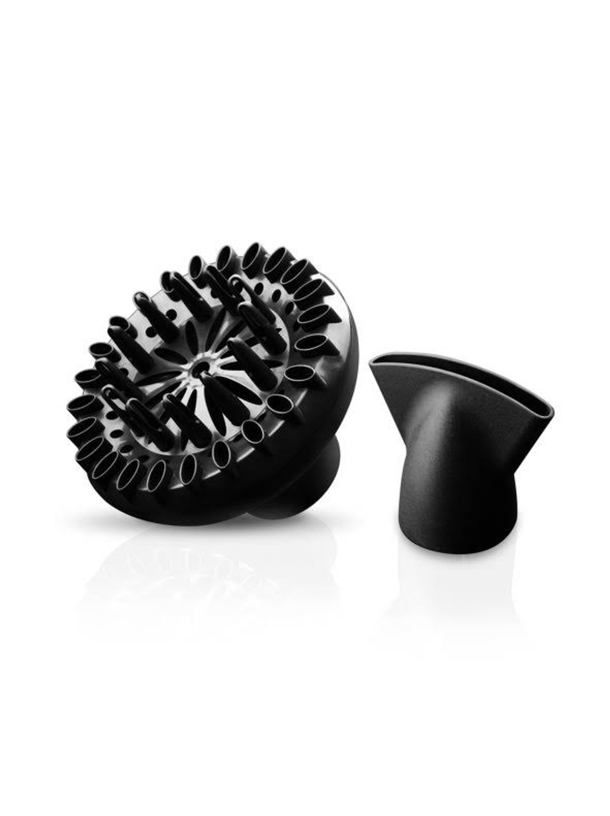 Czarny nasadka do suszarki do włosów i dysza, oba skierowane do widza.