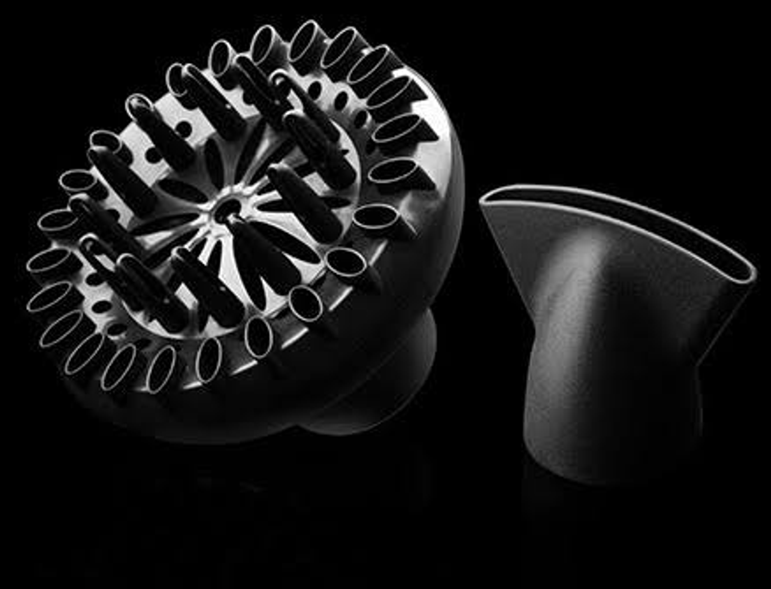 Czarny dyfuzor do suszarki do włosów z innym mocowaniem. Na czarnym tle.