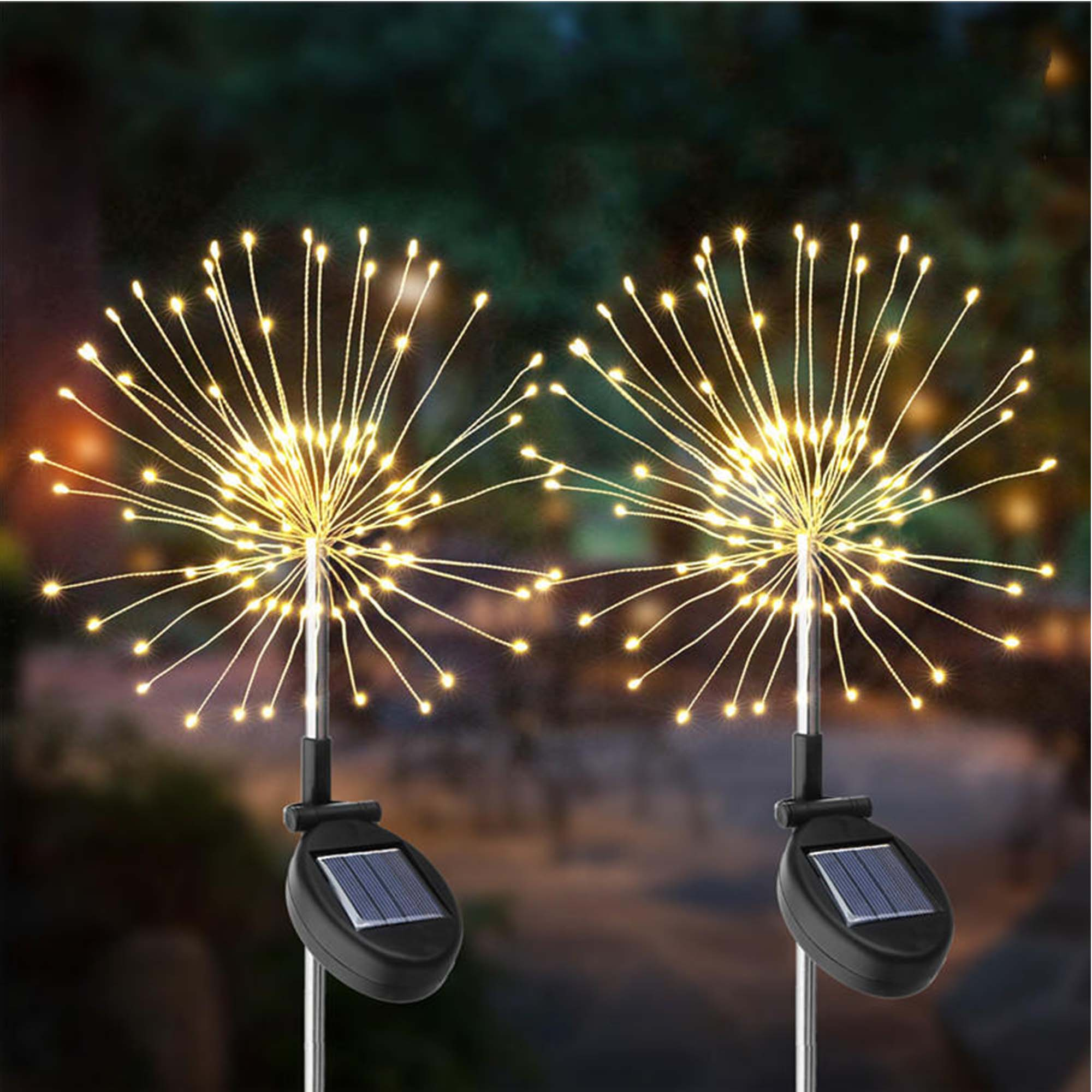 Zwei Solarlampen, die wie Feuerwerk aussehen. Der Hintergrund ist eine dunkle Nacht.