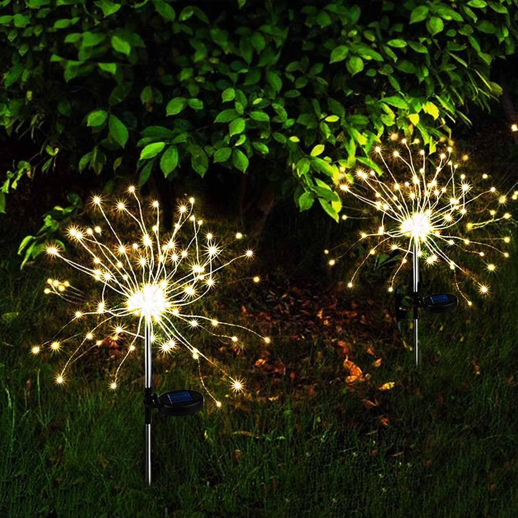 Zwei Gartenleuchten mit kleinen LEDs, die nach außen strahlen und einen Feuerwerkseffekt erzeugen.