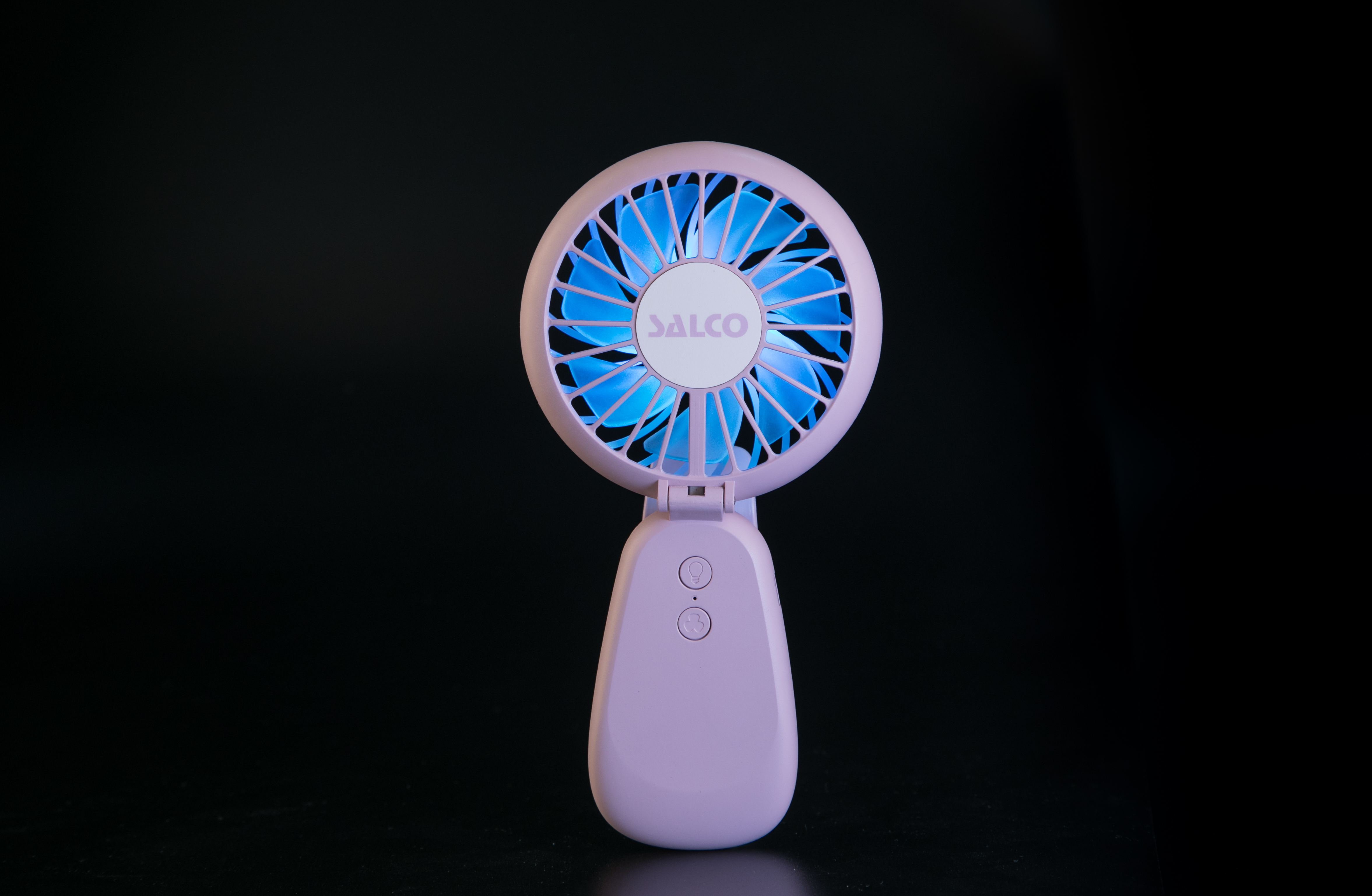 Ein pinkfarbener, zusammenklappbarer Mini-Ventilator mit blauen Flügeln. Das SALCO-Logo befindet sich in der Mitte.