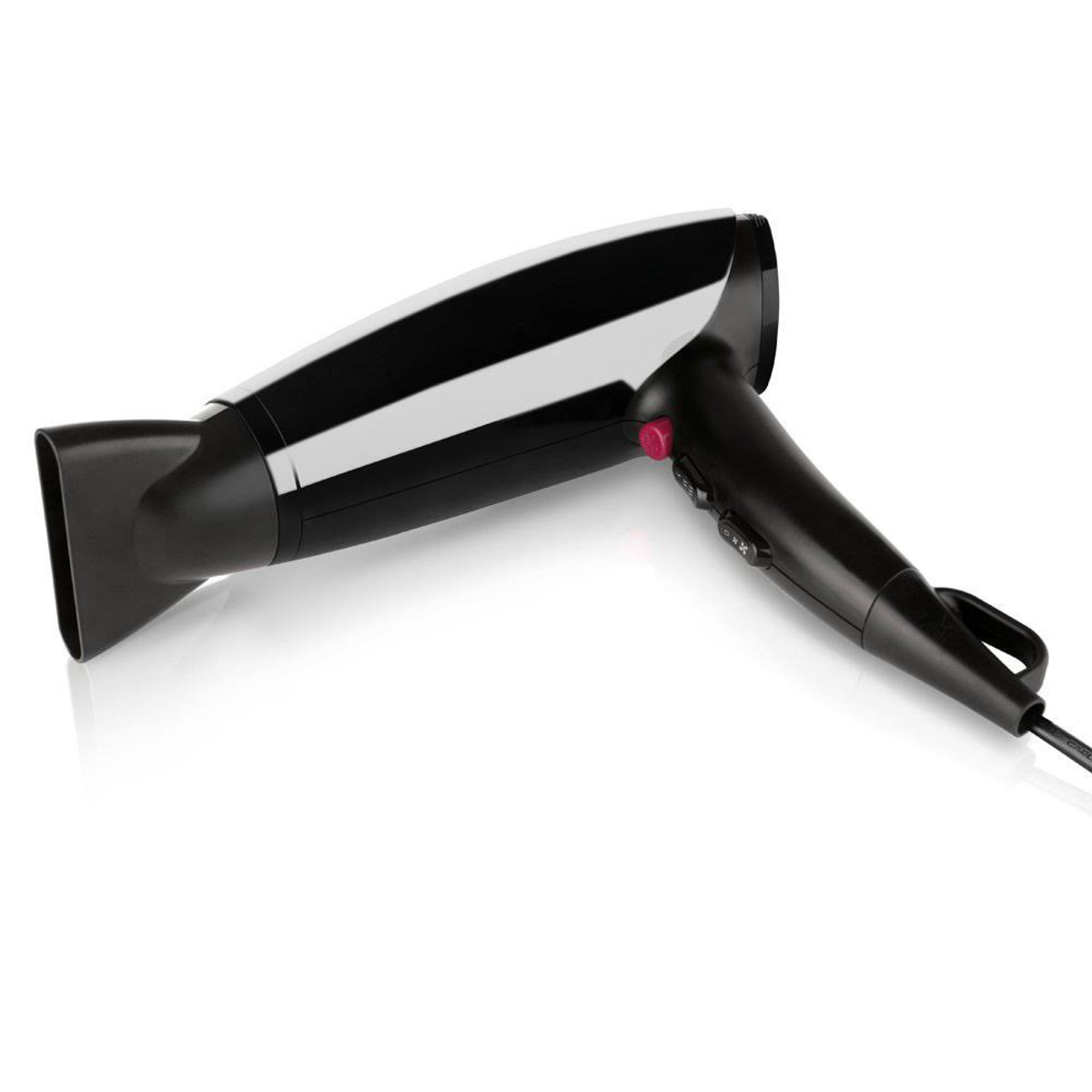 Secador de pelo blanco y negro con boquilla negra y botón rojo, en superficie blanca.