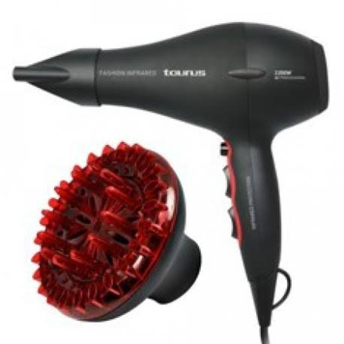 Secador de pelo negro con un accesorio difusor rojo. Fondo blanco.