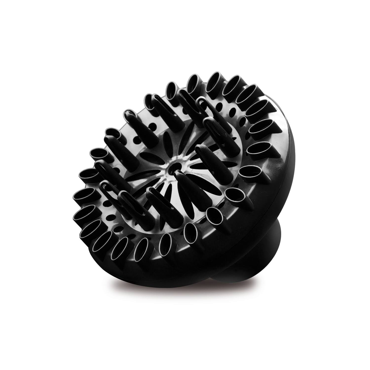 Difusor negro de secador de pelo con muchas boquillas sobre un fondo blanco.