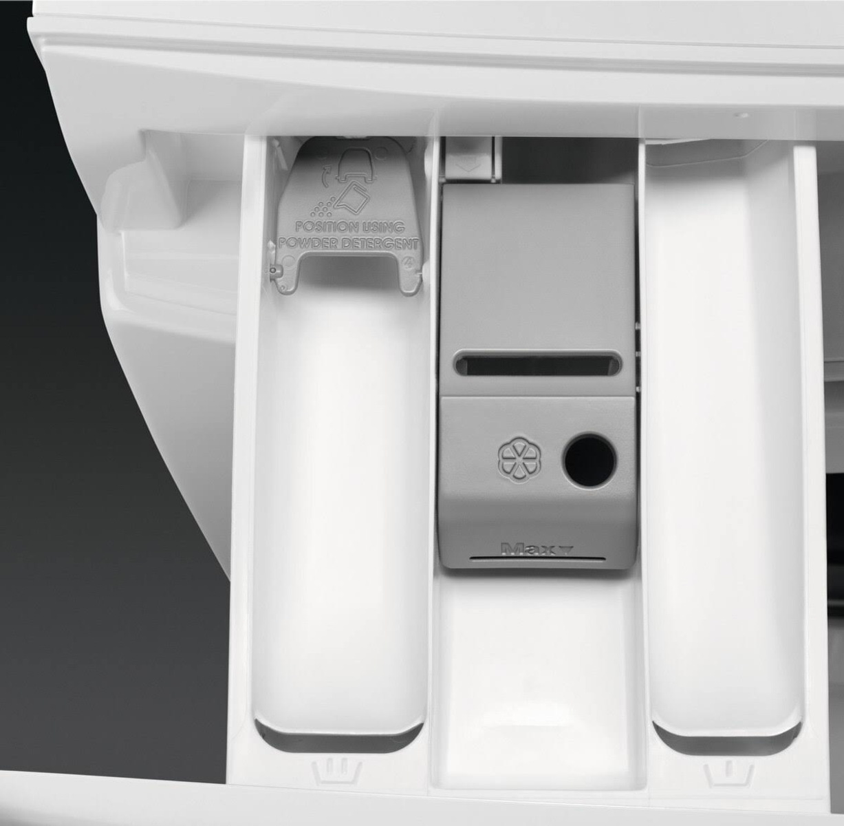 Szuflada na detergent pralki, otwarta. Trzy przegródki, opisane i szare.