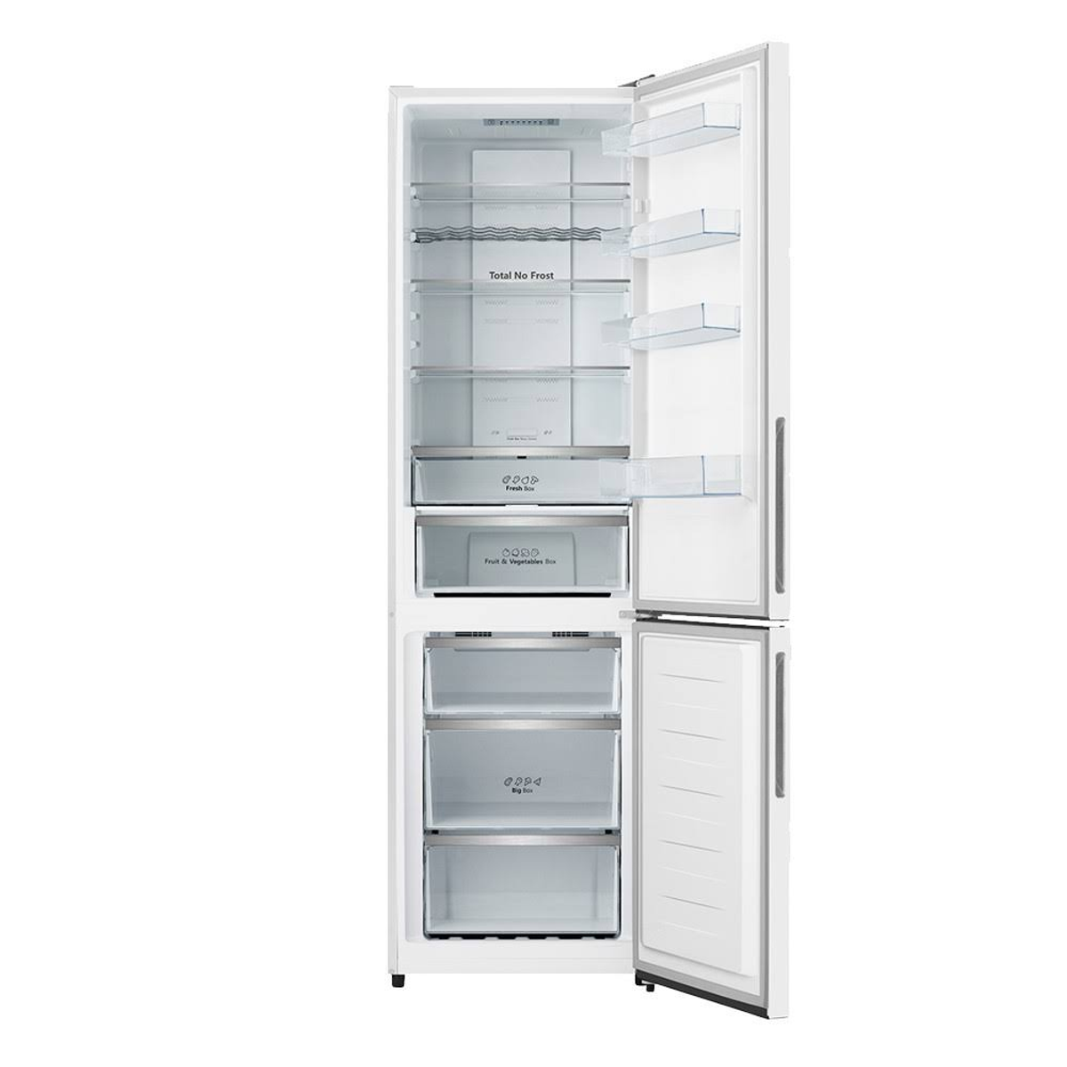 Refrigerador blanco con la puerta abierta, revelando estantes, cajones y el contenido en el interior.