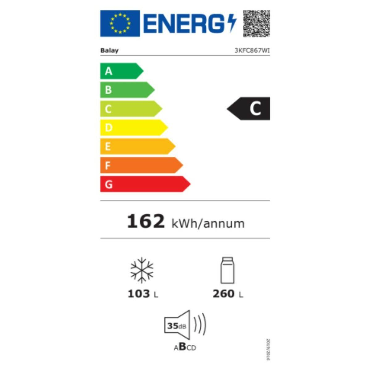 Etiqueta energética de un refrigerador. Muestra la clase C de eficiencia energética, el consumo anual y el volumen.