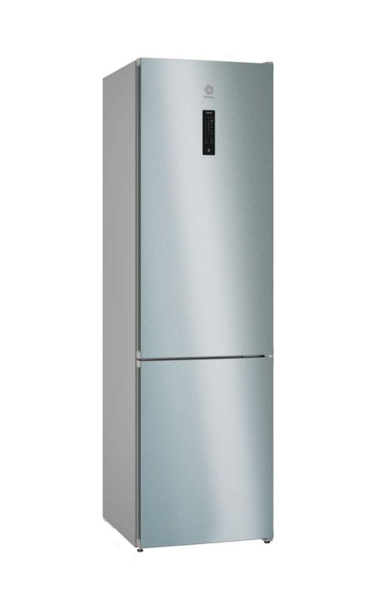 Un refrigerador alto y plateado con dos puertas. Tiene una pantalla digital y está contra un fondo blanco.