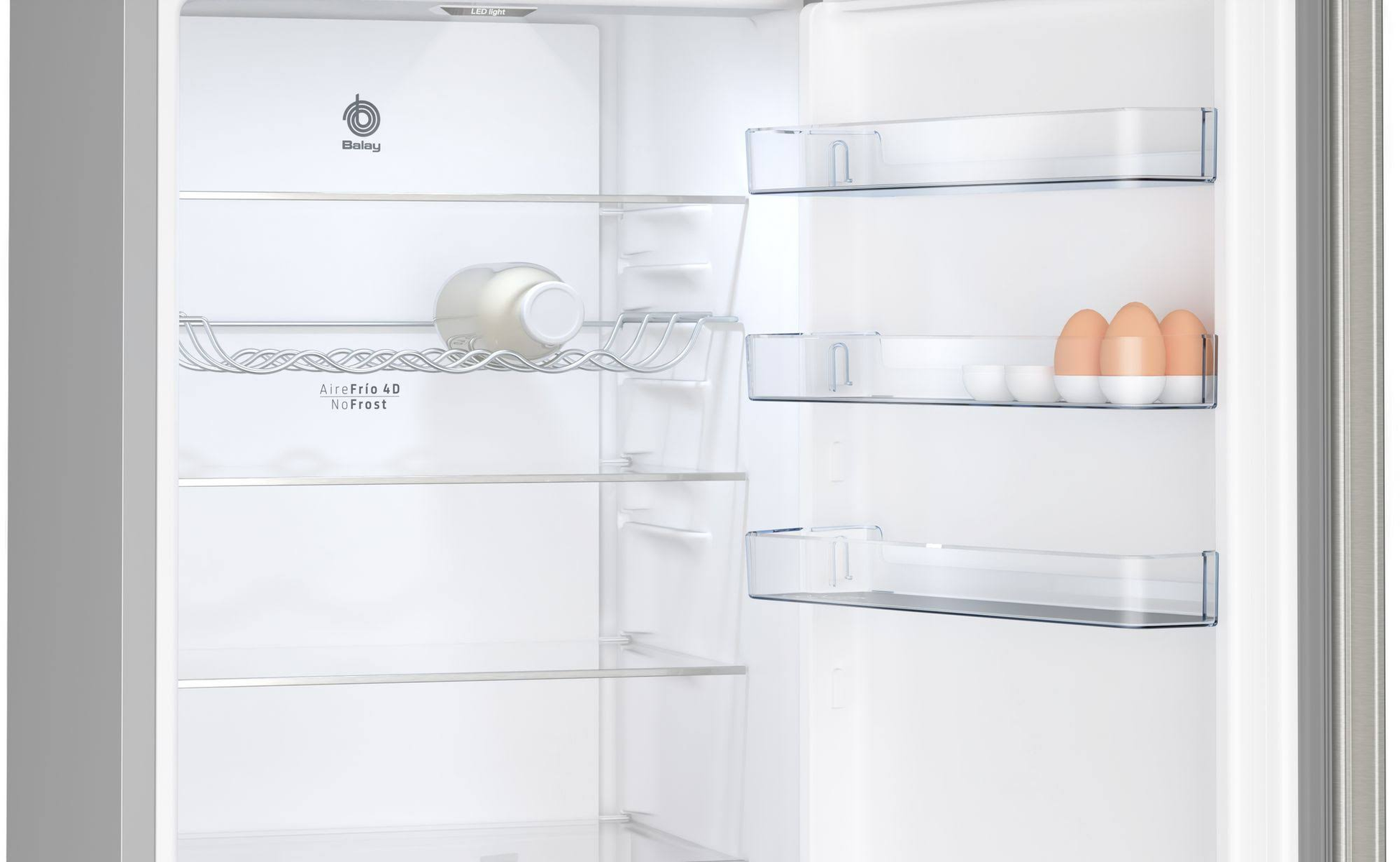 Dentro de un frigorífico Balay. Estantes con una botella de leche y huevos. Estantes transparentes.