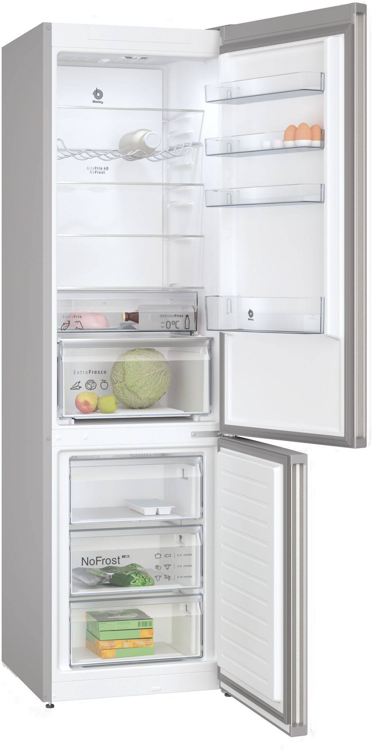 Refrigerador con puerta abierta, mostrando estantes y contenido.