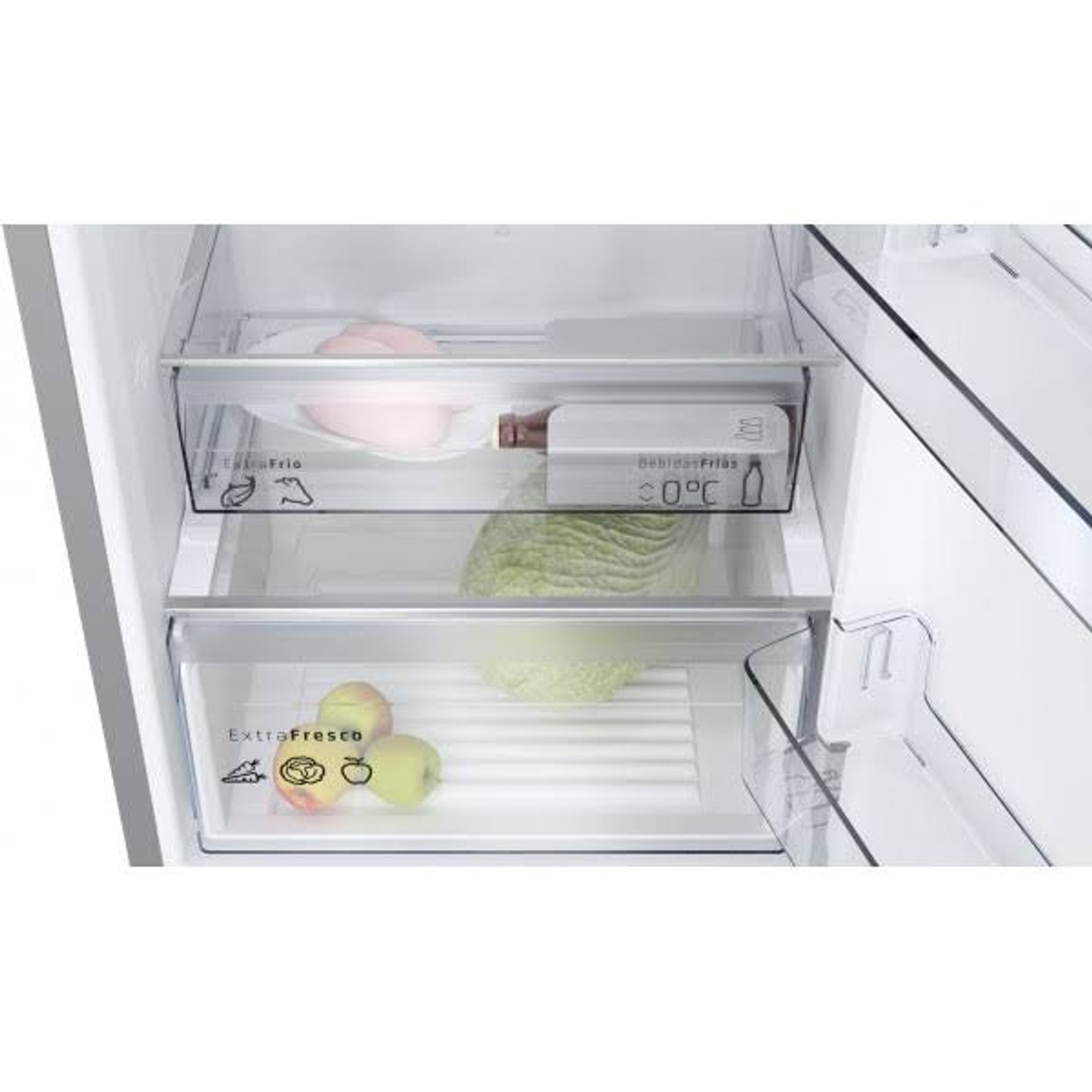 Interior de un refrigerador con estantes que contienen alimentos, incluyendo una botella y productos.