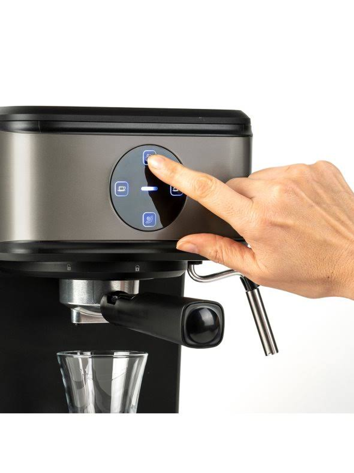 Ręka naciska przycisk na ekspresie do kawy. Szklanka jest umieszczona pod dozownikiem.