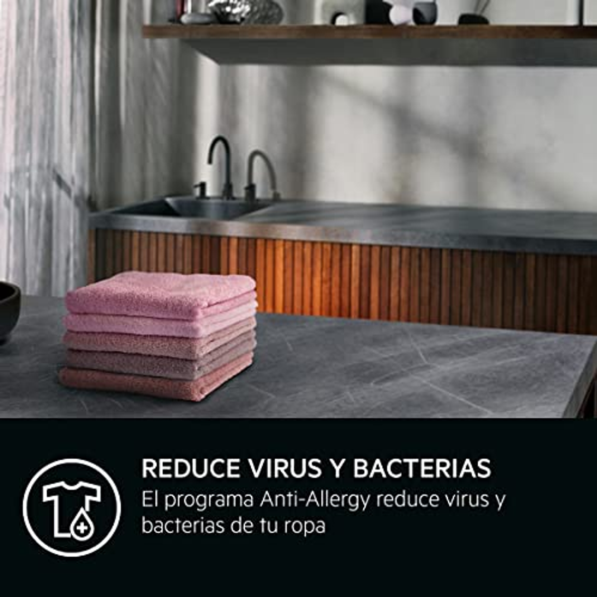 Stos różowych ręczników na blacie. Tekst: Zredukuj wirusy i bakterie.