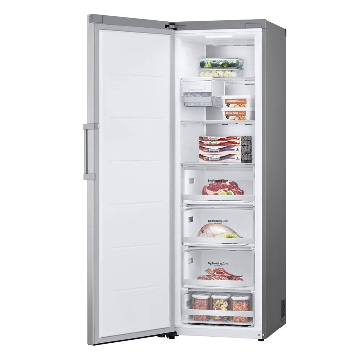 Un congelador. La puerta está abierta, revelando estantes con alimentos, incluyendo carne y verduras.