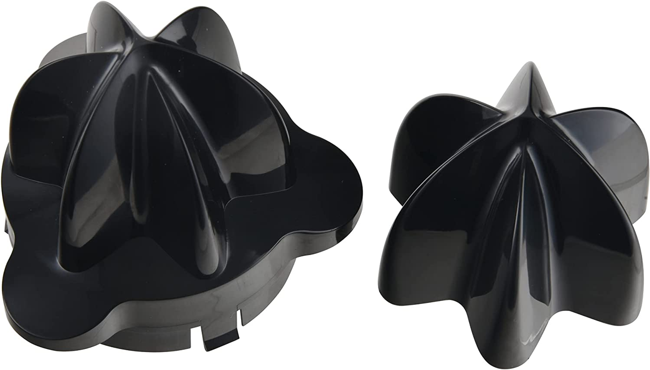 Accessori per spremiagrumi neri, due pezzi. Uno è rotondo, l'altro a forma di cono. Sfondo bianco.