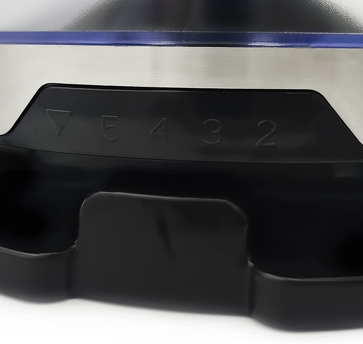 Primo piano di una base di un frullatore nero con numeri (2-5) e un simbolo di freccia verso il basso.