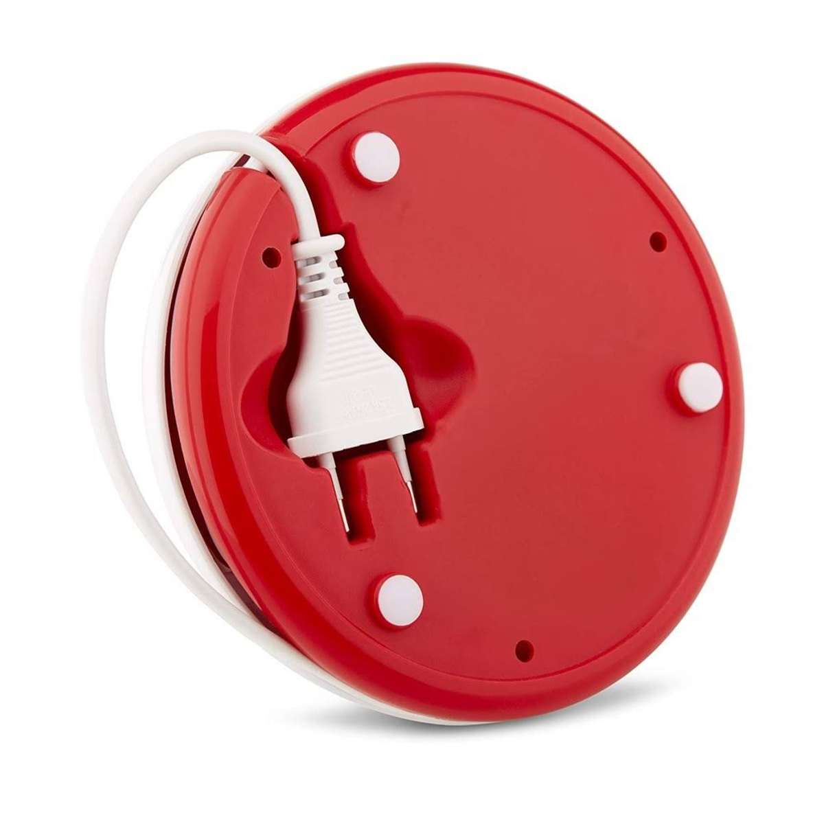 Base rossa e bianca di un bollitore elettrico con cavo e spina bianchi. Sfondo bianco.