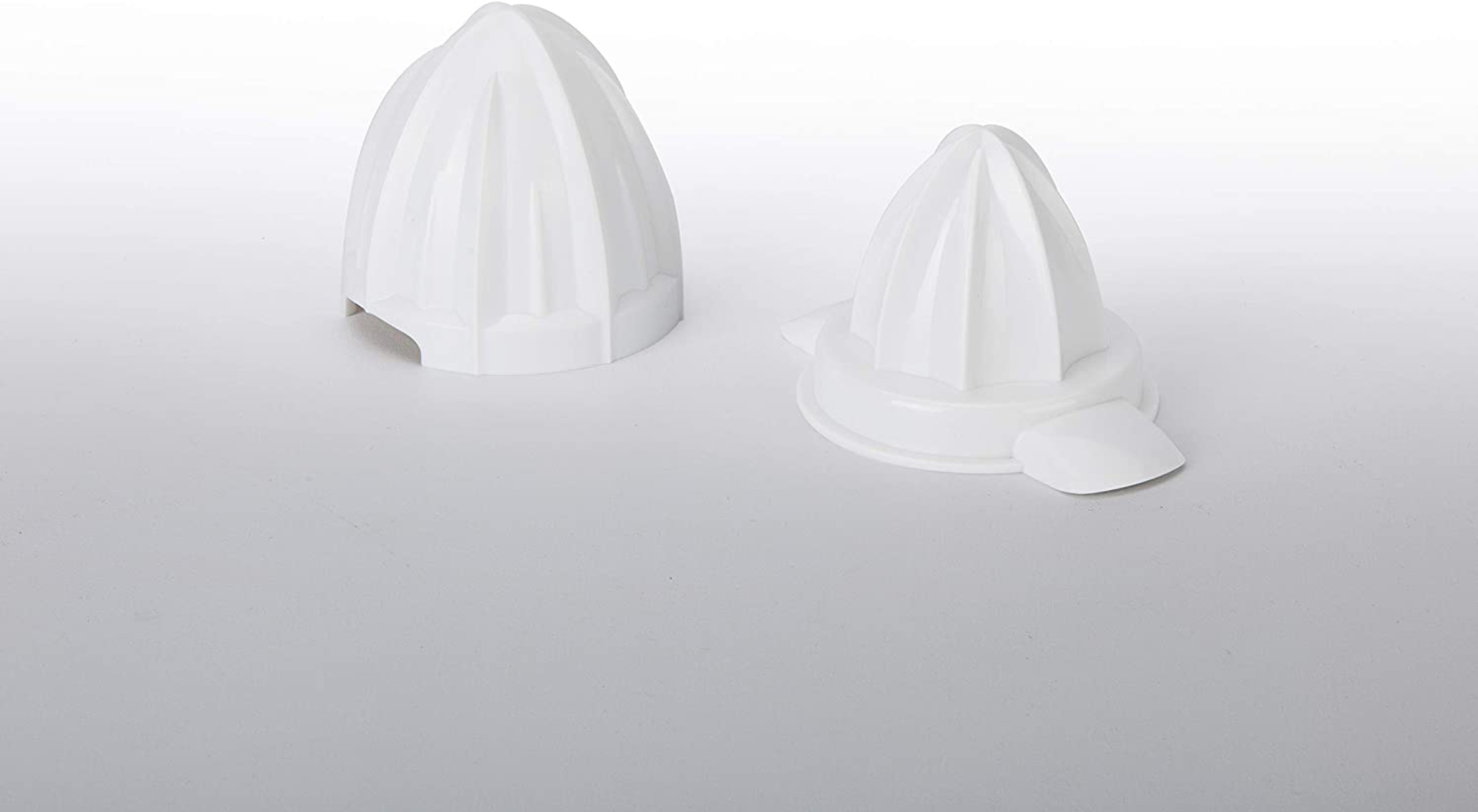 Piezas blancas de exprimidor de cítricos: tapa y base con conos.