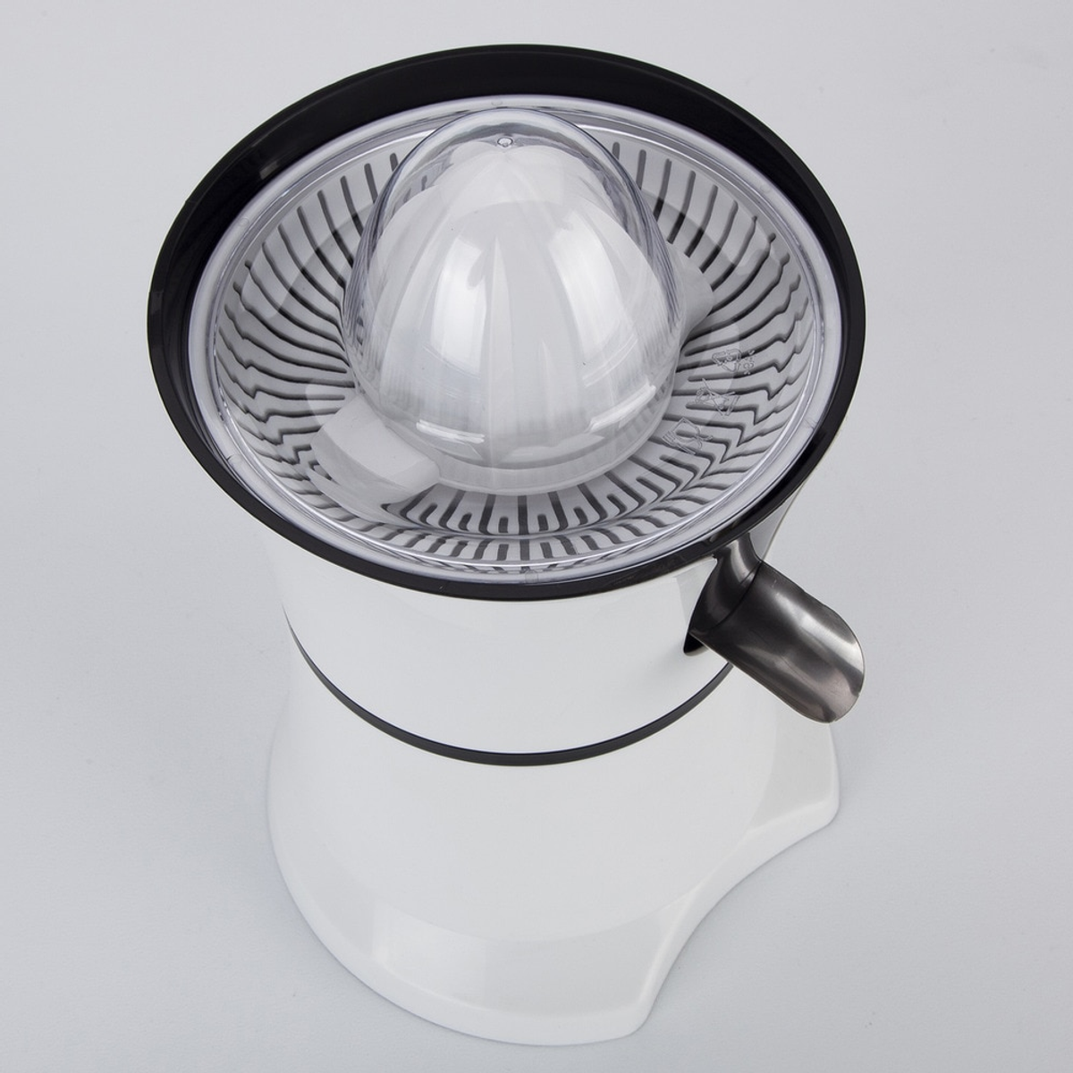 Exprimidor de cítricos blanco y negro. Componentes de plástico transparente. El exprimidor está sobre un fondo blanco.