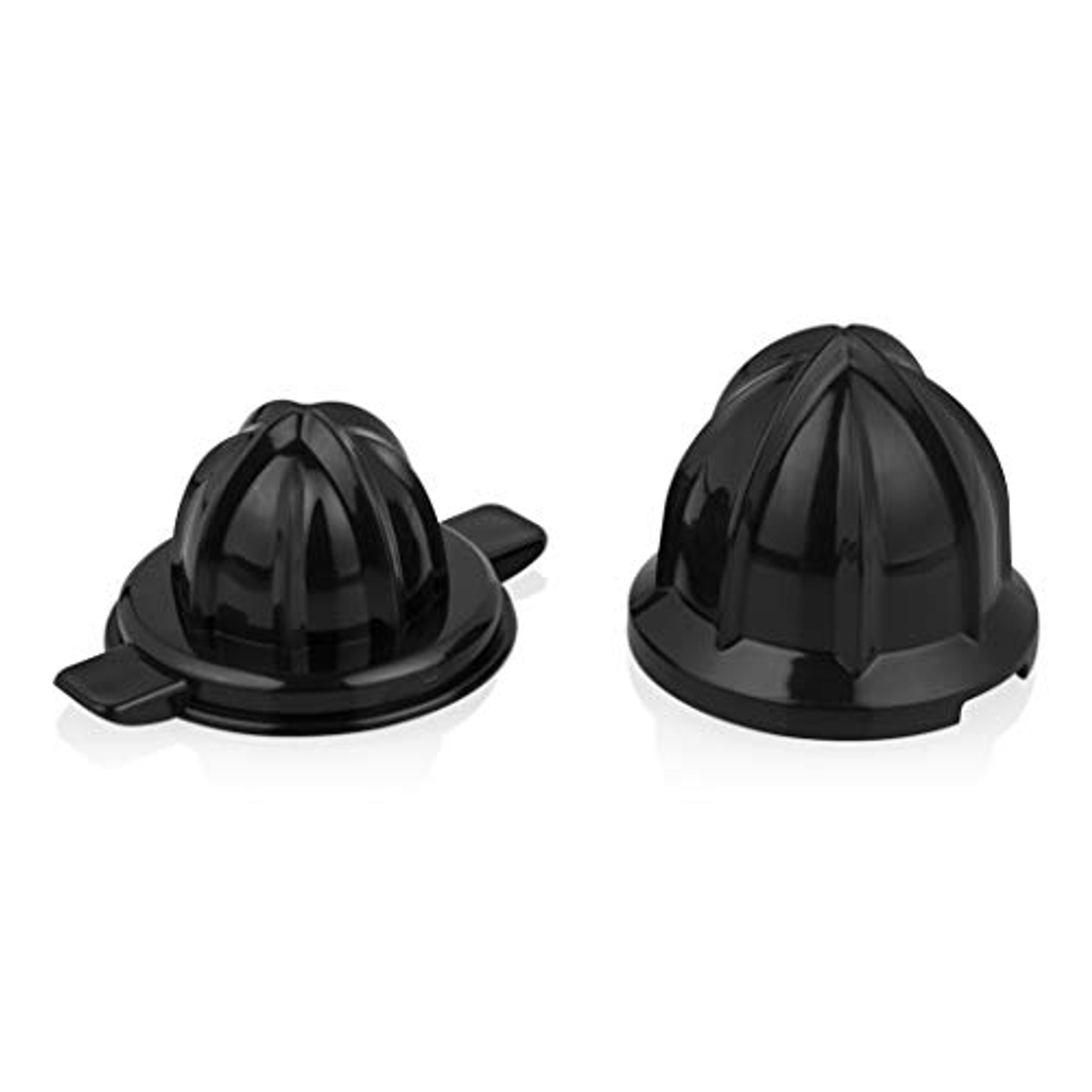 Dos piezas negras de exprimidor de cítricos. Una está ensamblada, la otra es la parte superior.