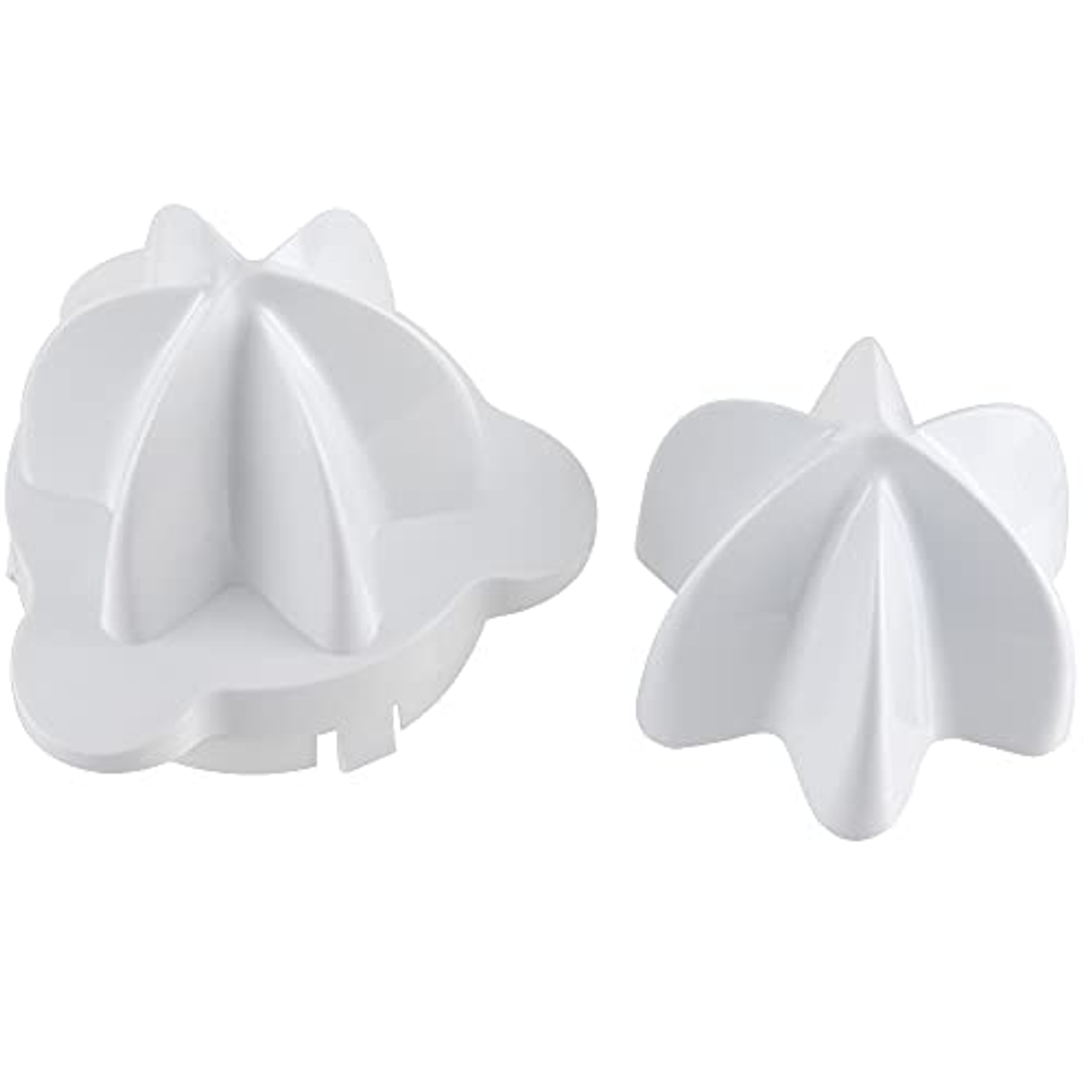 Due accessori spremiagrumi bianchi, uno grande e uno piccolo, su sfondo bianco.