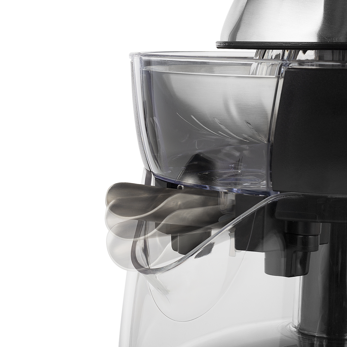 Zbliżenie wyciskarki. Przezroczysty pojemnik z wylewką na sok. Wyciskarka jest ze stali i czarna.
