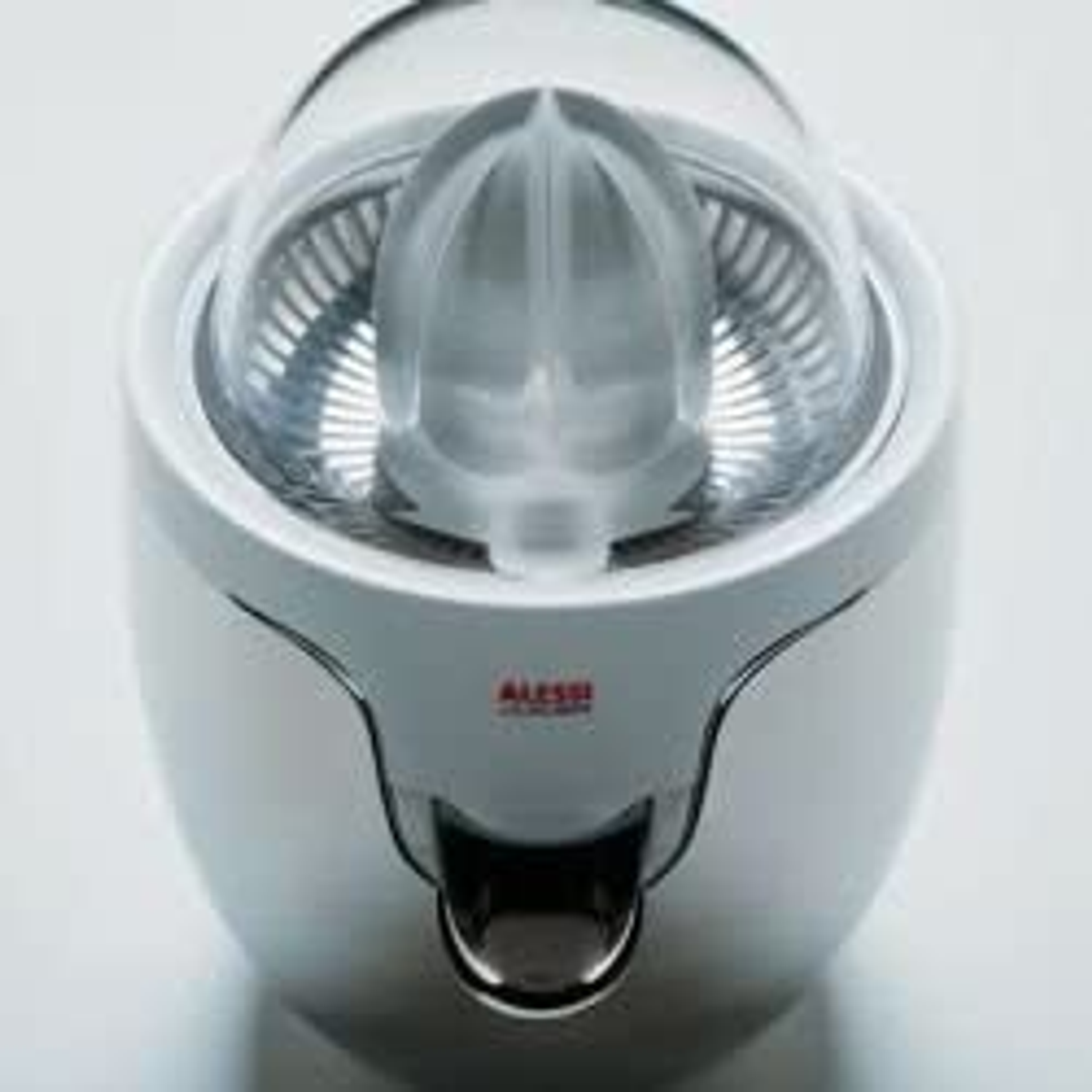 Exprimidor de cítricos Alessi blanco y cromado. Vista superior, con el exprimidor y la tapa visibles.