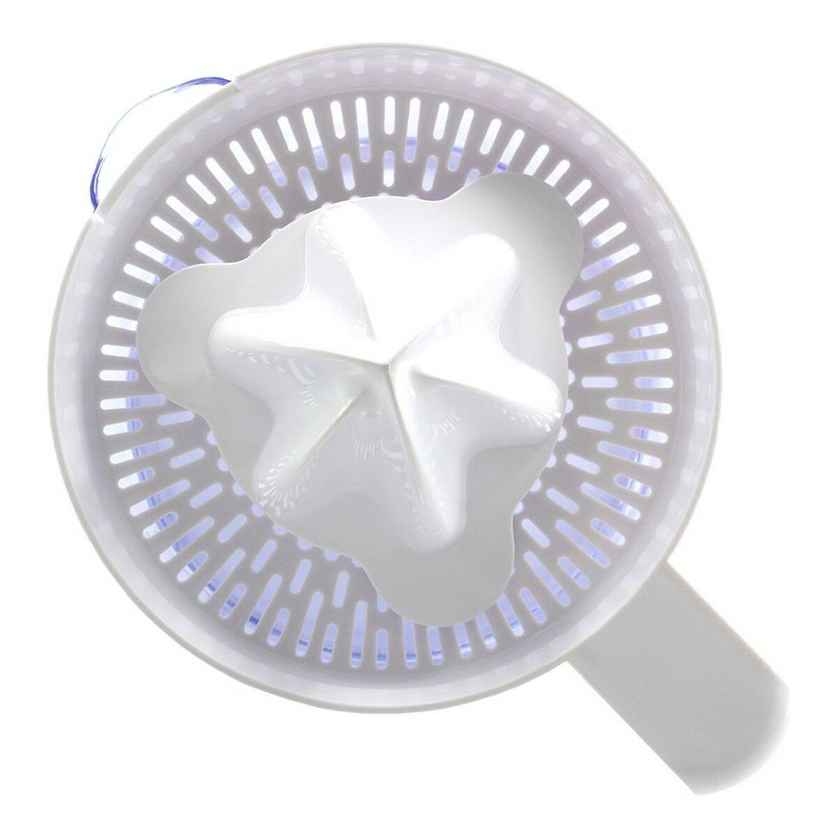 Piezas de exprimidor blancas desde arriba. Base blanca con agujeros y cabezal blanco.