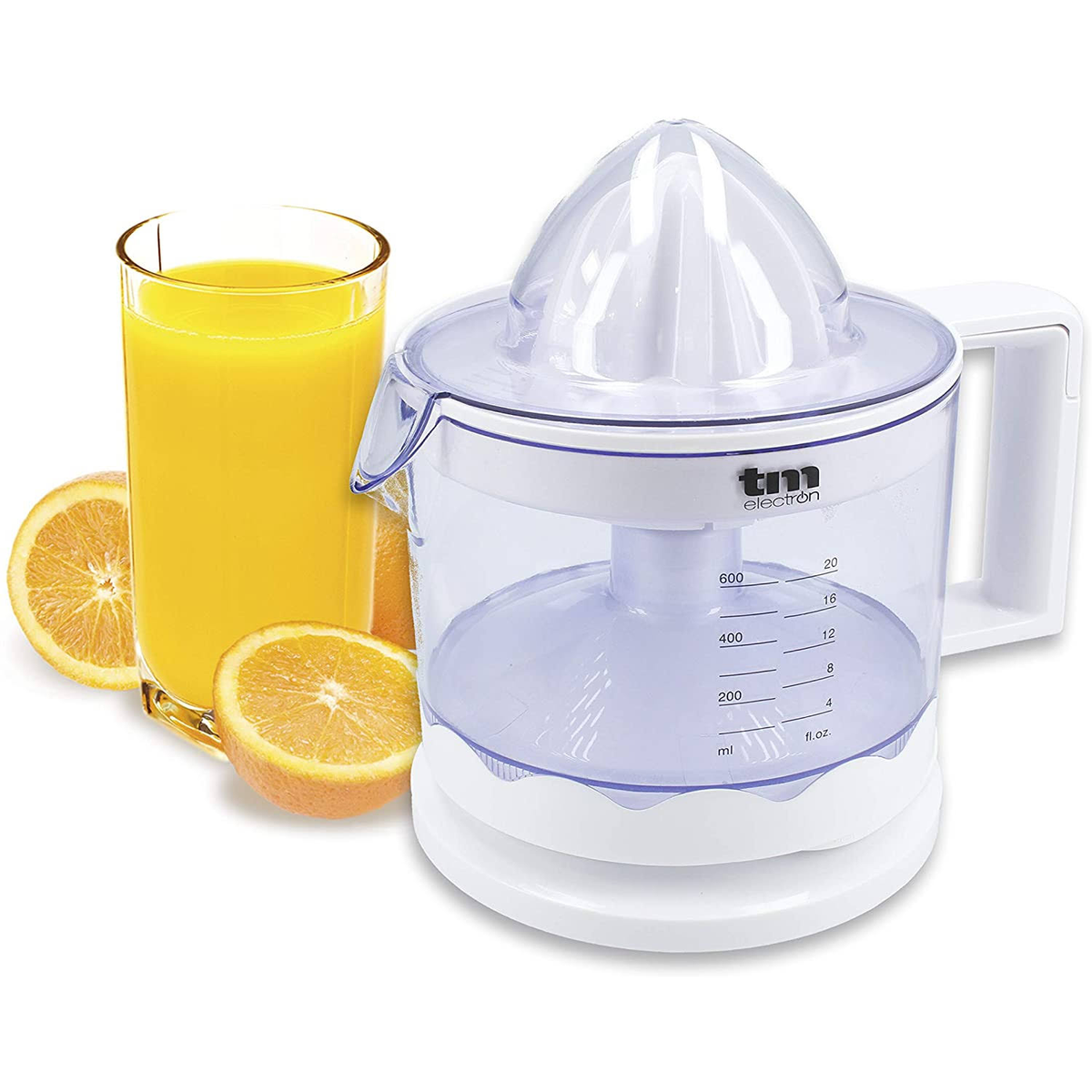 Exprimidor con naranjas y un vaso de zumo de naranja.