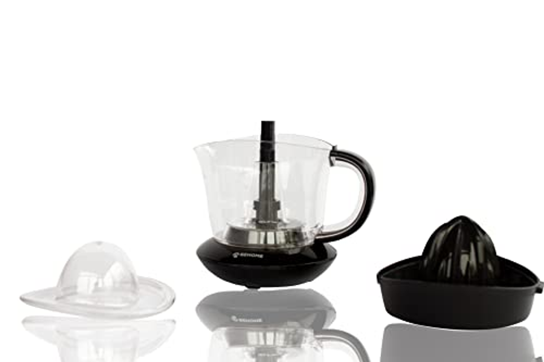 Parti di spremiagrumi su bianco, con tazza trasparente e colino nero.