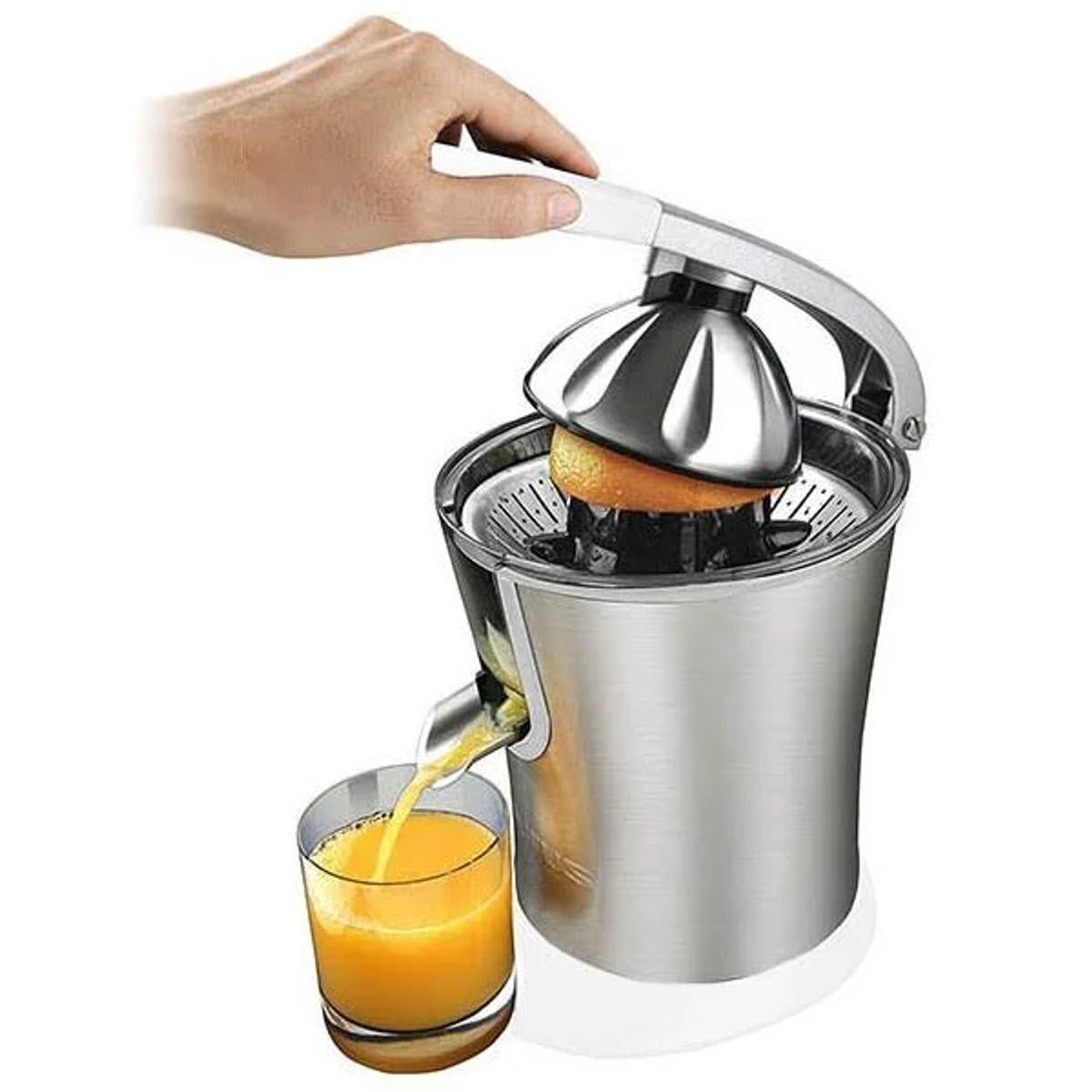 Mano exprimiendo naranja sobre exprimidor, jugo en vaso.