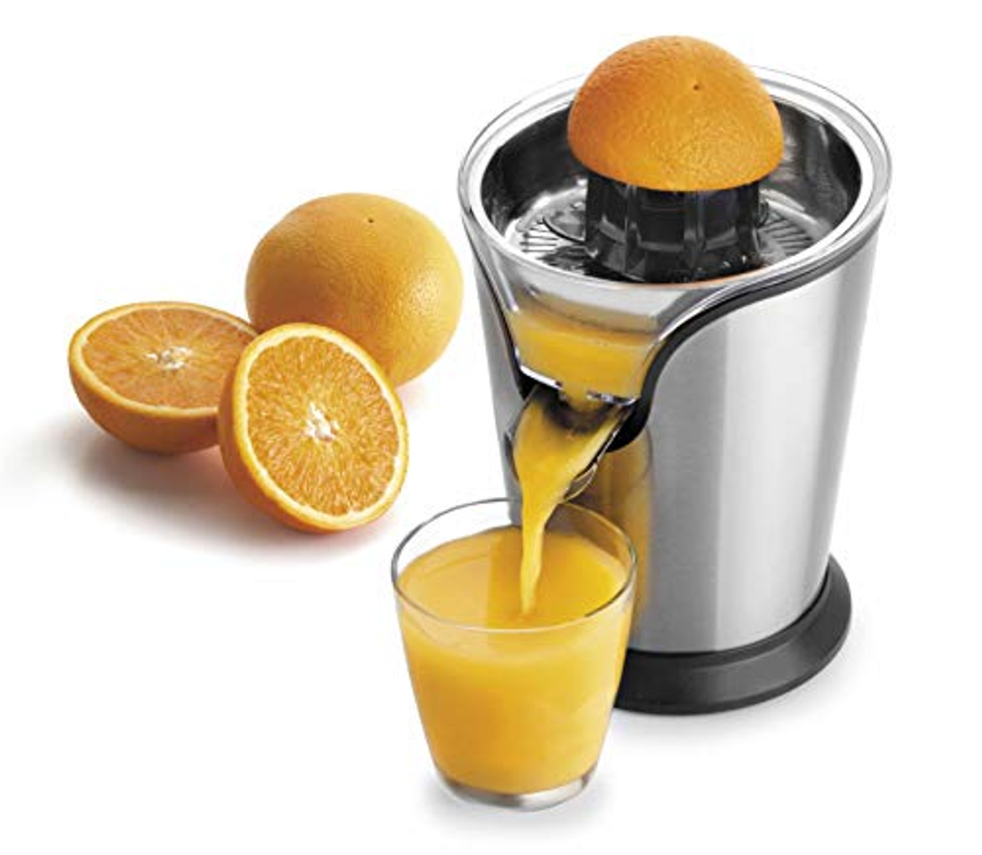 Uno spremiagrumi con arance, un bicchiere di succo e succo versato nel bicchiere.